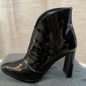Stuart Weitzman boots looksharp sz 8 1/2 almost brand new, only worn once